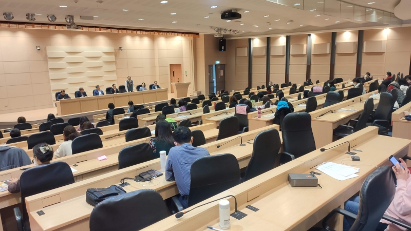 **研討座談    由縣府許參議主持，APPPA 何理事長率吸引力建設公司 黃坤泰總經理(前宏匯集團總裁)及講座，與學員們交流討論。