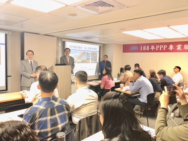 **4/13(六)上午9點，由理事長何博士主持開訓及班主任張璠教授引言指導。