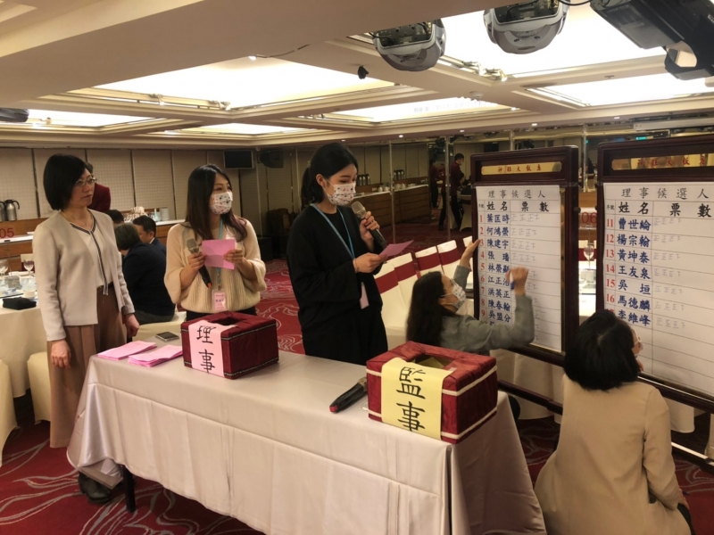 **投票完成，進行唱票、計票，監票人員：王寶玲律師